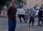 В Фергане толпа людей устроила самосуд над двумя мужчинами — видео (18+)