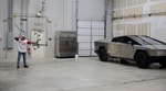 В сети появилось видео, в котором в Tesla Cybertruck стреляют из лука и из Tommy Gun