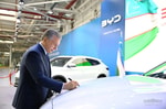 Шавкат Мирзиёев расписался на первом электромобиле BYD, собранном в Узбекистане