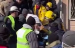 Узбекские спасатели вытащили мужчину, который четыре дня находился под завалами в Турции (видео)