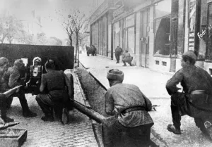 Солдаты Красной Армии во время уличного боя, Кечкемет, Венгрия, октябрь 1944 года.