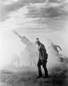 На артиллерийской позиции 2-го Белорусского фронта, 1944 год.