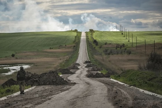 Служащий ВСУ шагает по пустой дороге на окраине Лисичанска Луганской области / Meduza