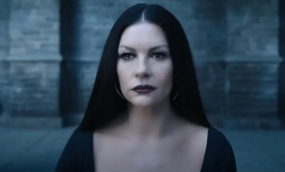 Кэтрин Зета-Джонс в 1-м сезоне «Уэнсдэй»