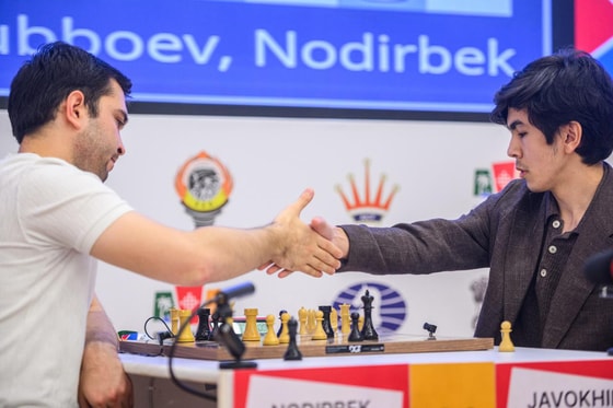На фото Нодирбек Якуббоев и Жавохир Синдаров / Chess.com