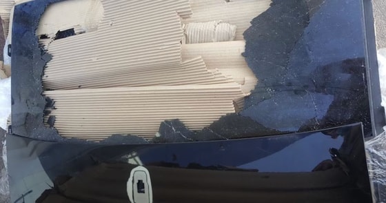 Разбитое панорамное стекло / Кадр из видео