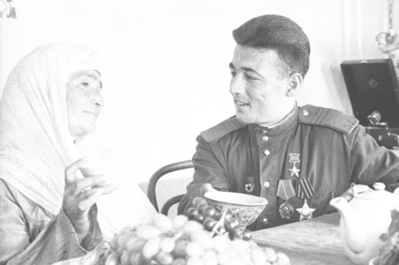 Рузи Азимов, Герой Советского Союза со своей матерью. Бухара, 1945 год.&nbsp;