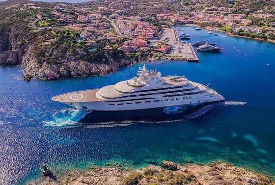 На фото яхта Дилбар в водах Коста Смеральда/Tiscali