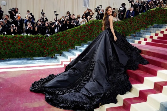 Фото: наряд модели на Met Gala
