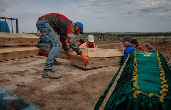 Выгружение гроба в Старом Крыму на окраине Мариуполя / Meduza