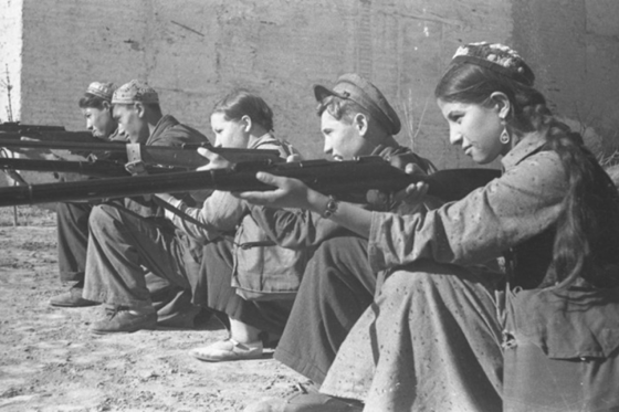 Учащиеся педагогического училища за военной подготовкой. Бухара, 1943 год.