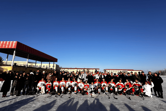 На фото представители СМИ с учащимися школы №1