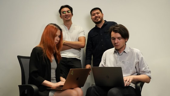 На фото слева направо сверху: руководитель новостной службы Жасур Пулатов, главред Фарход Ташпулатов. Слева направа снизу: журналист Юлия Комарова, выпускающий новостной редактор Олег Гутыч.&nbsp;