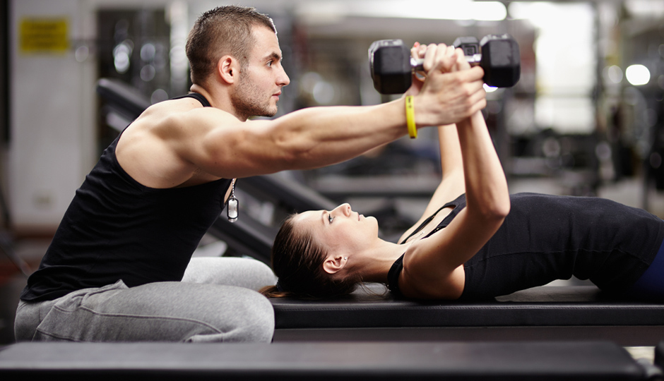 Узбекский тренер показала, как правильно выполнять упражнения на руки и ягодицы — видео