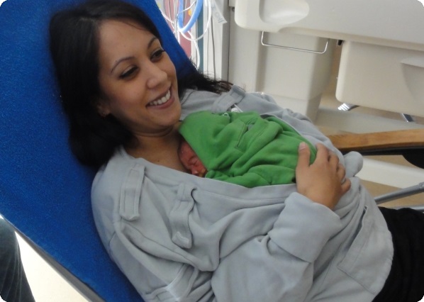 ВОЗ заявила об опасности разлучения новорожденных с матерями во время COVID-19