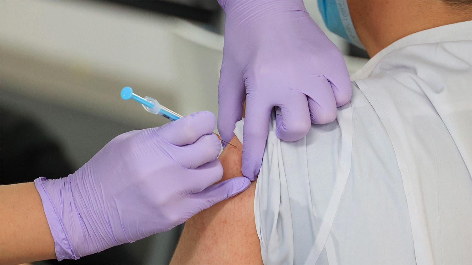 За вчерашний день было введено более 52 тысяч доз вакцины — узнали лидирующий город 