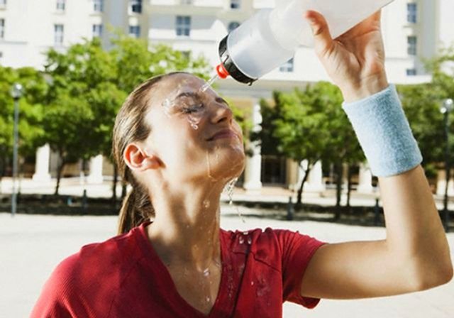 Можно ли тренироваться в жаркую погоду и какие правила нужно соблюдать