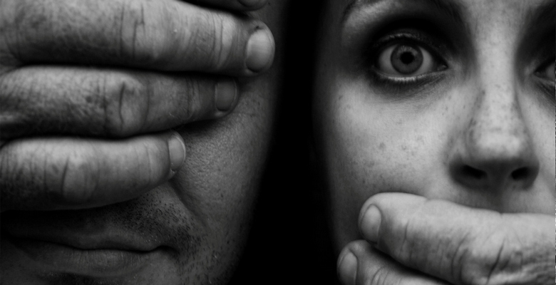 Стокгольмский синдром: как и почему мы начинаем любить своих мучителей