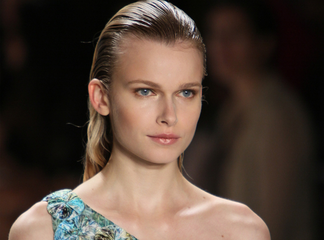 Эффект мокрых волос: стилист раскрыл способ создания новой любимой прически знаменитостей