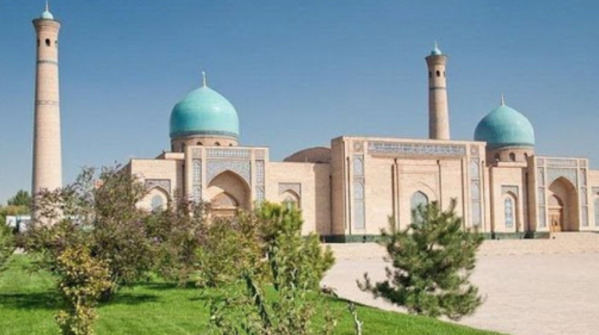 Минздрав рекомендует совершать молитвы на улице из-за обстановки с COVID-19 в стране