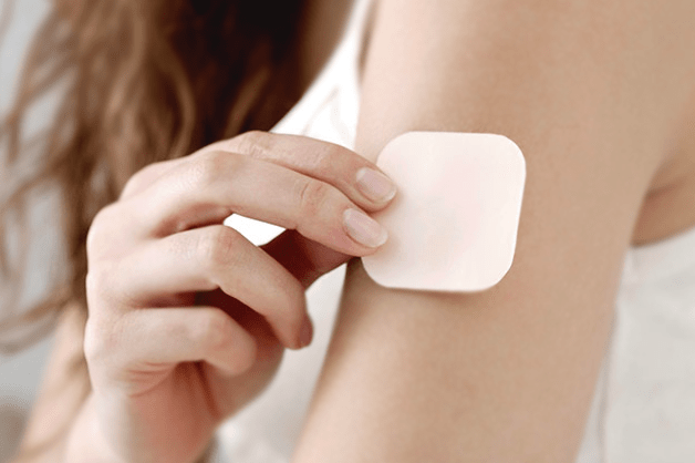 Врач рассказал, почему следует прятать место прививки на улице