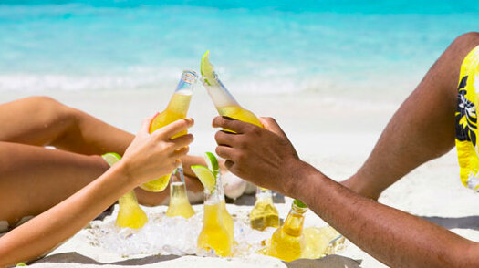 Смертность возрастает: врач-нарколог рассказал о вреде алкоголя в жаркую погоду