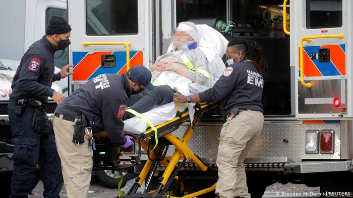 Инфекционист заявил, что США борется с пандемией в неправильном направлении движения