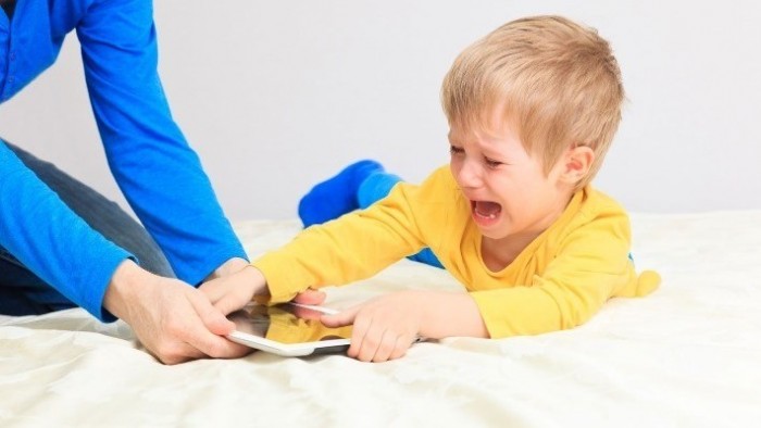 Специалист рассказал, с какого возраста ребенку можно давать телефон