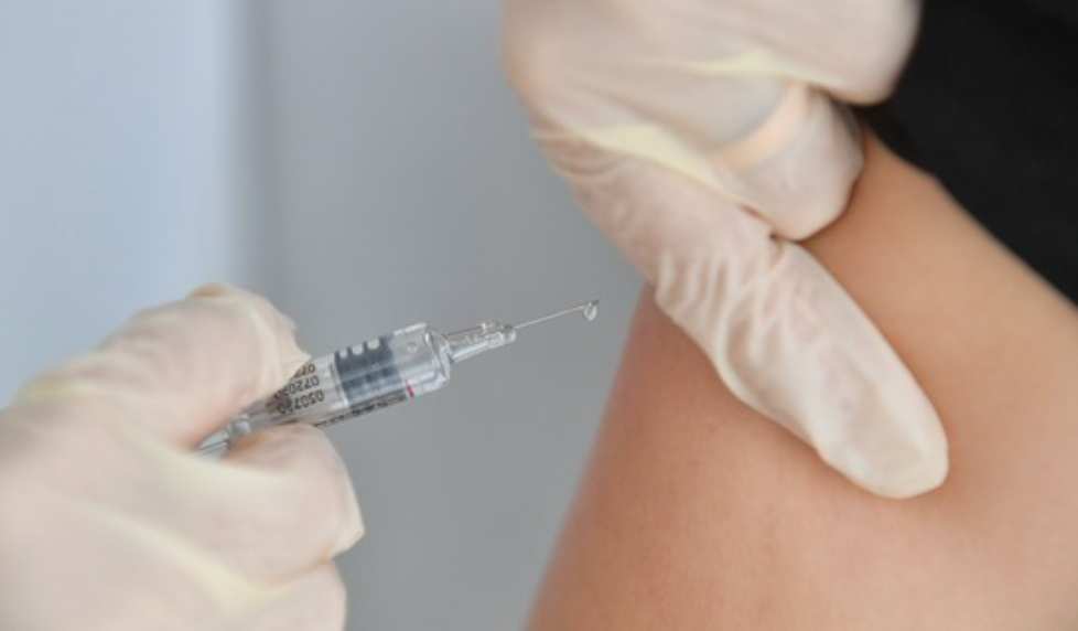 Распространение «мю»-штамма коронавируса связано с вакцинацией — мнение иммунолога