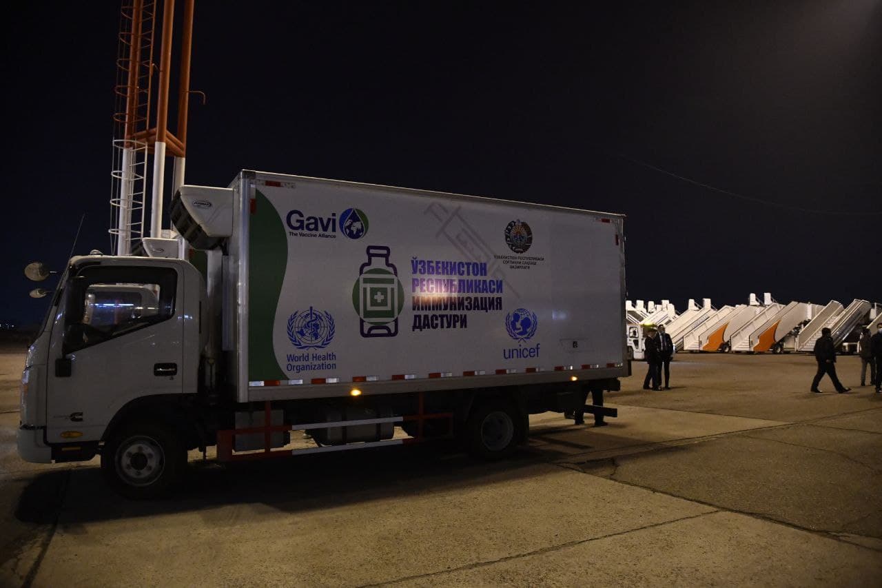 Сегодня ночью в Узбекистан доставили новую партию вакцины Sinovac