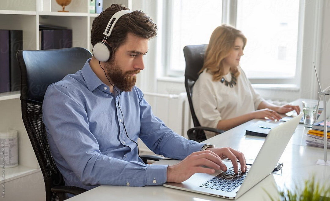 Прослушивание музыки во время работы снижает усталость так же хорошо, как и прогулка