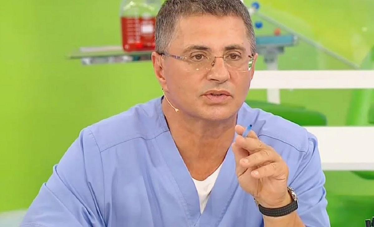 Доктор Мясников назвал продукт, который нельзя употреблять во время гриппа и простуды