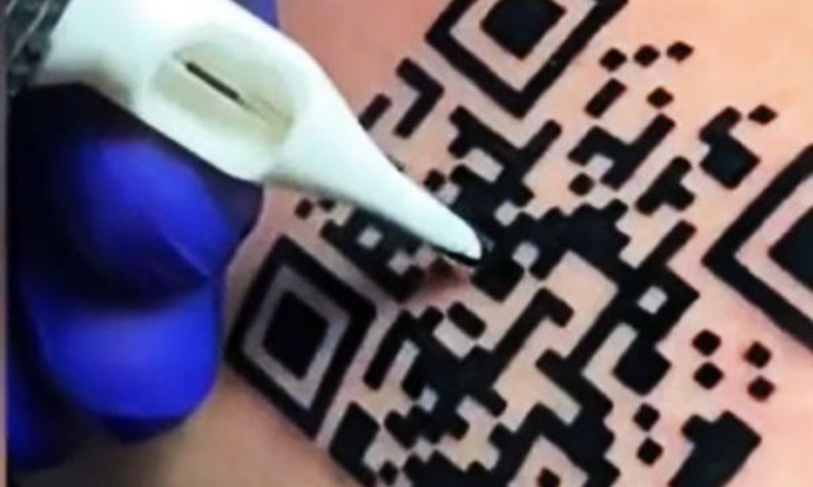 В Италии мужчина сделал себе татуировку в виде QR-кода о вакцинации