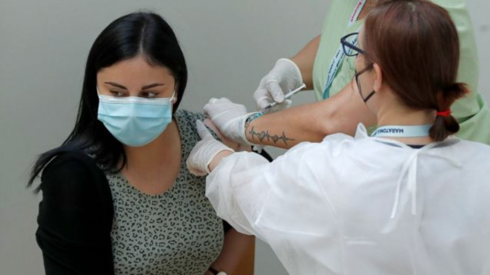 В Минздраве рассказали, можно ли делать вакцину в период менструации