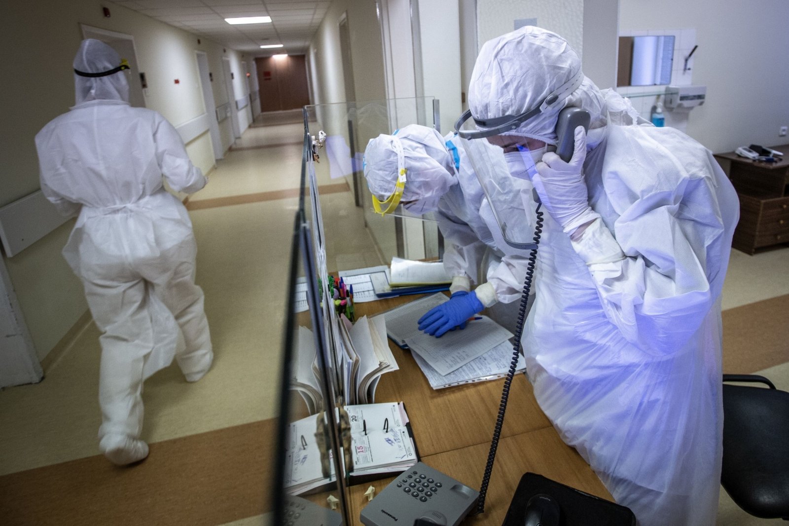 Врач рассказал, почему «омикрон» так быстро распространяется — причина