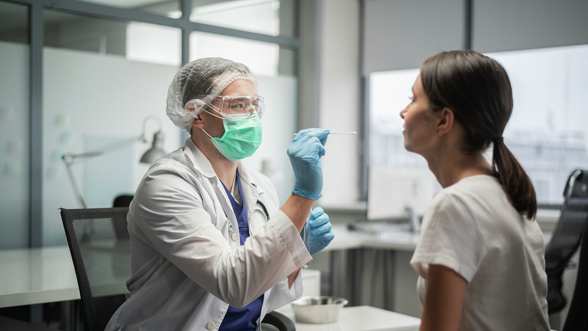 Вирусолог рассказала, почему омикрон-штамм обходит защиту вакцины