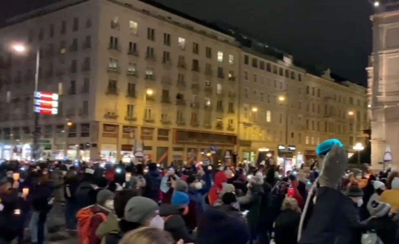 В Вене тысячи людей почтили память жертвам пандемии коронавируса — фото