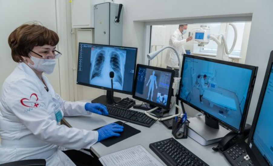 Иммунолог рассказал, кто может легко перенести омикрон-штамм коронавируса