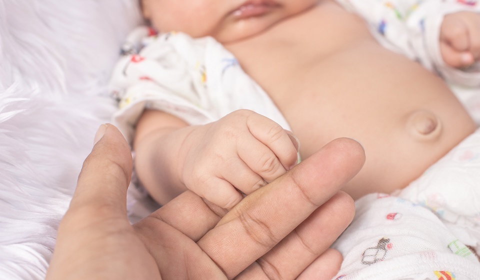 Педиатр из Узбекистана рассказал, стоит ли делать операцию при пупочной грыже у детей