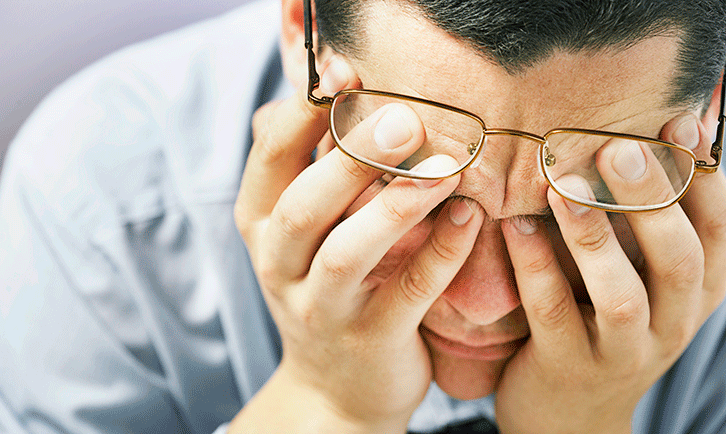 Мужчина два месяца не замечал 5-сантиметровую ветку у себя в глазу — фото