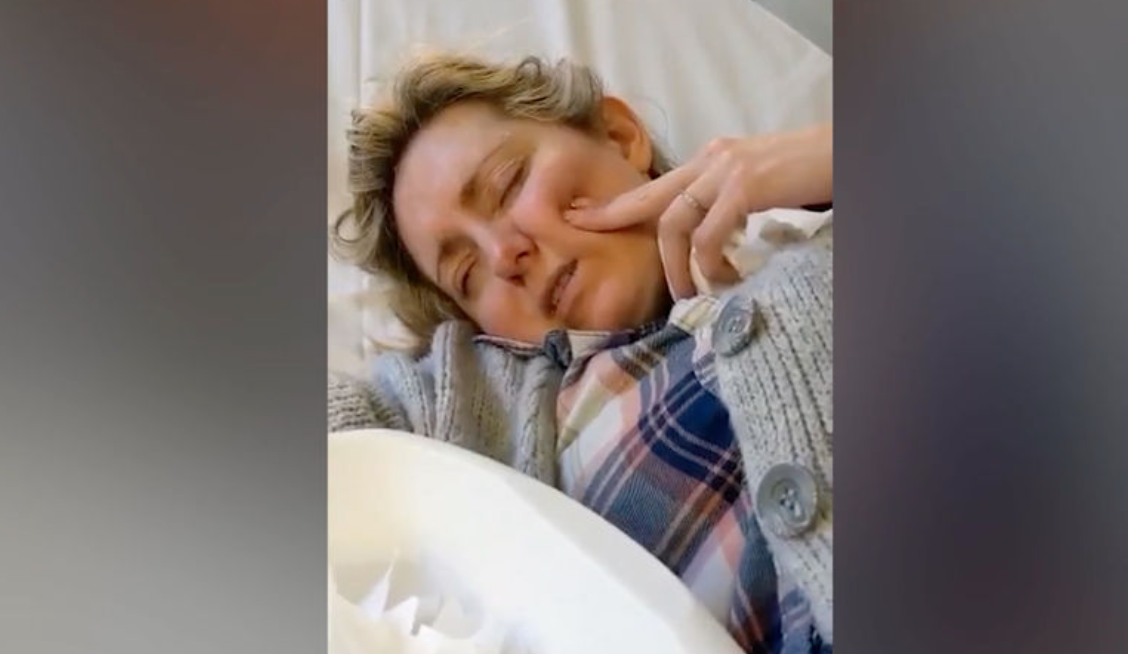 Певица неправильно повернула голову во время зарядки и лишилась голоса