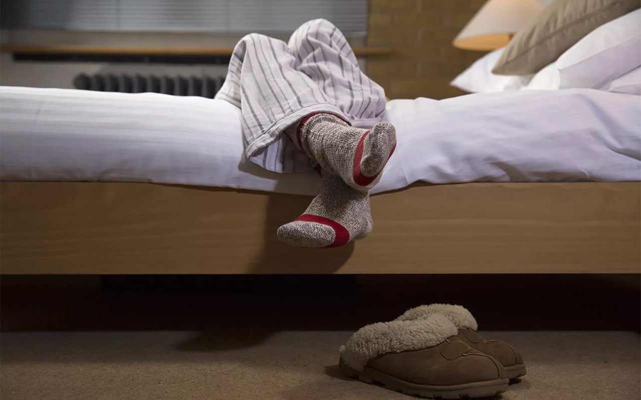 Кому нельзя спать в носках