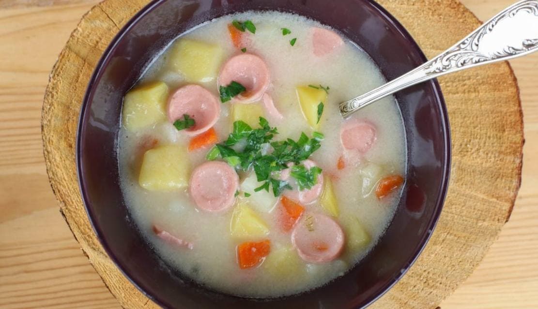 Рецепт необычного и легкого в приготовлении сырного супа с сосисками