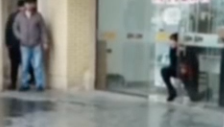 В Коканде сбежавший из наркодиспансера мужчина порезал себя осколками стекла — видео