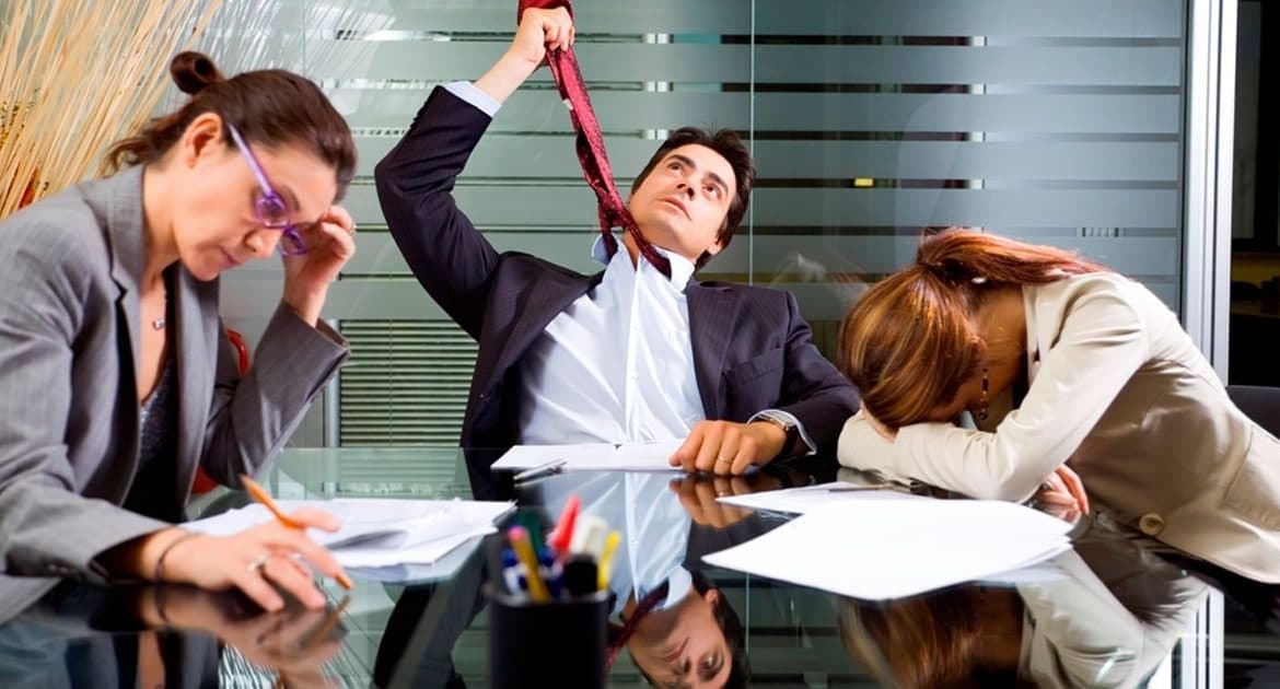 Врачи назвали самые частые болезни офисных работников