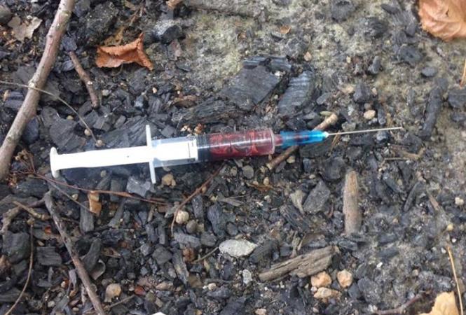 Мужчина впрыскивал в продукты в магазинах человеческую кровь — ведется следствие