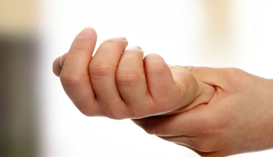 Могут ли суставы действительно болеть из-за погоды