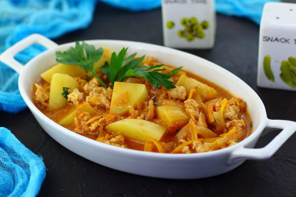 Рецепт быстрого обеда — как приготовить тушеную картошку с фаршем