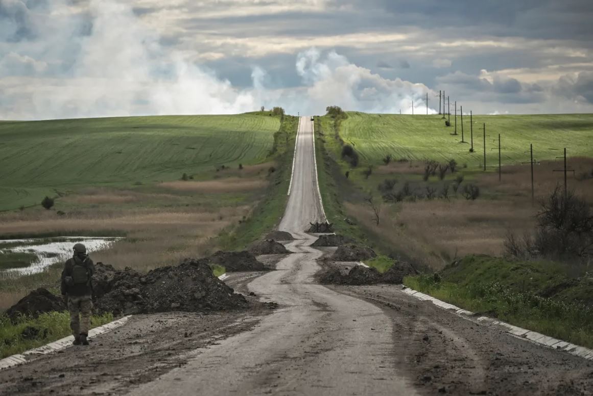 Служащий ВСУ шагает по пустой дороге на окраине Лисичанска Луганской области / Meduza