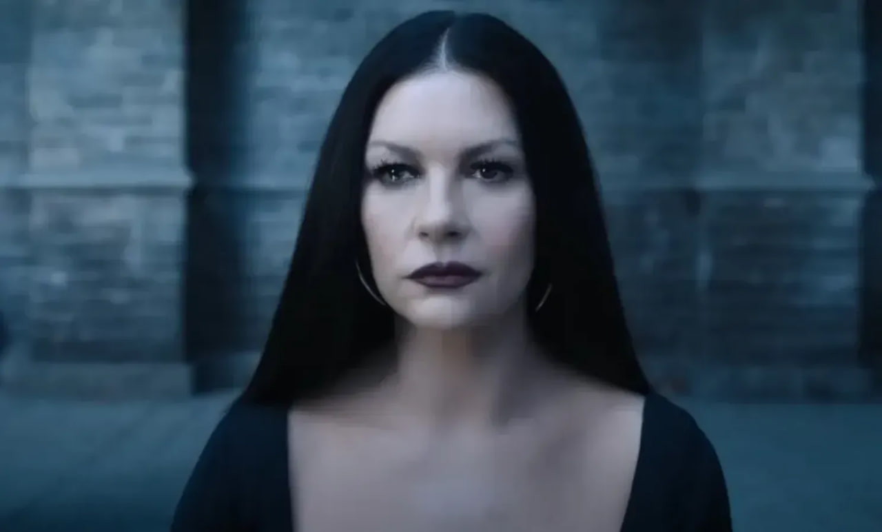 Кэтрин Зета-Джонс в 1-м сезоне «Уэнсдэй»